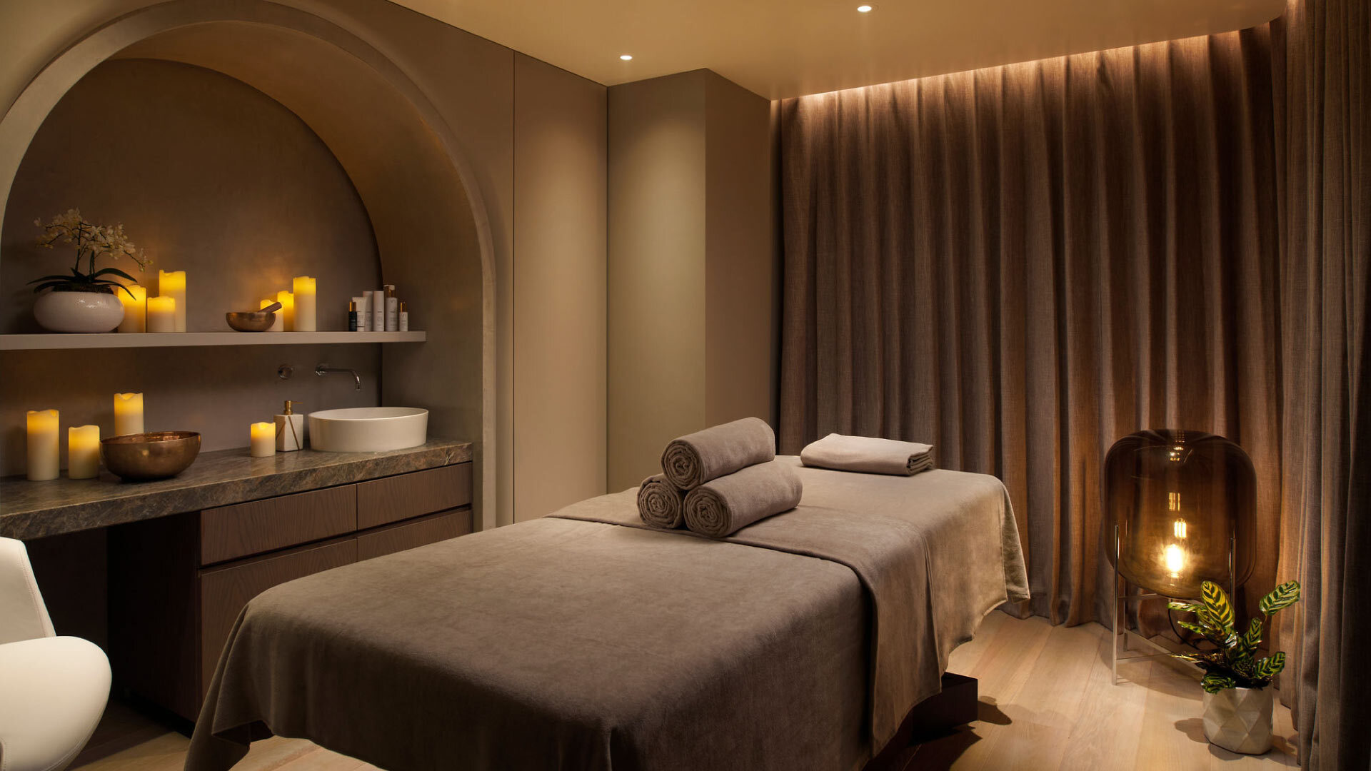 5 best Spas in the City of London - Sensory Wellbeing Spa - massage room, candles and towels on the side