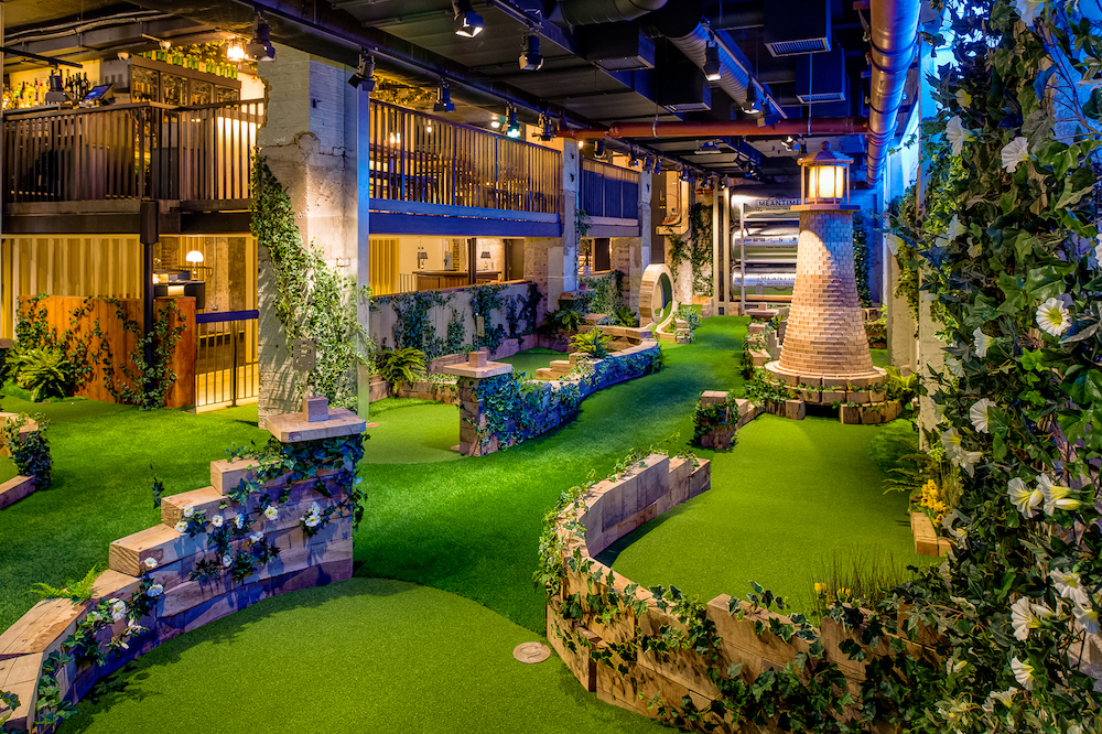 Swingers City golf club - crazy golf interior