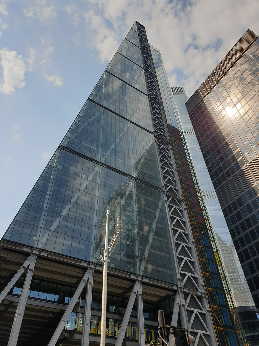 Skyscraper with the shape of a cheese grater