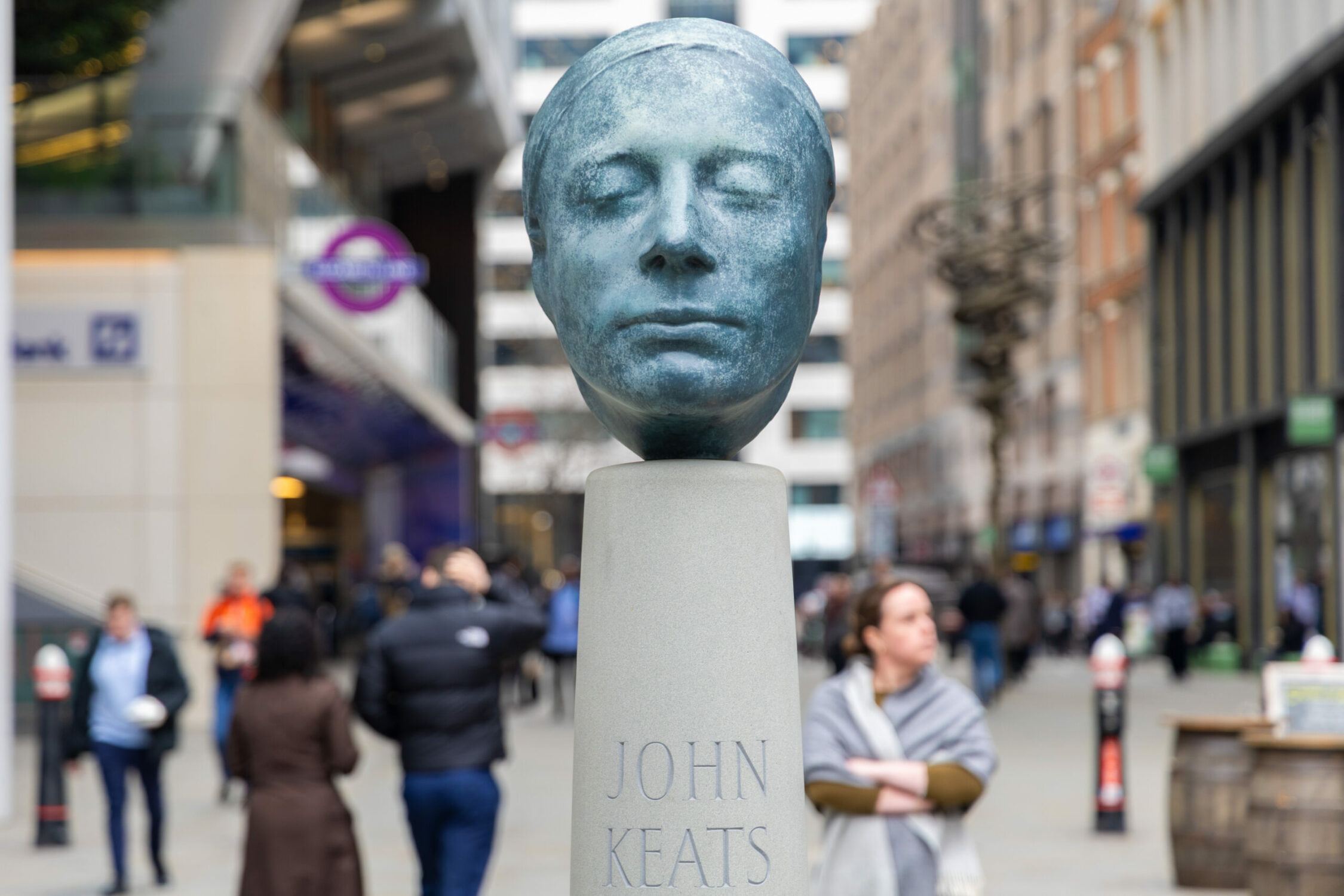 Image of the Keats death mask reading his name on the plinth